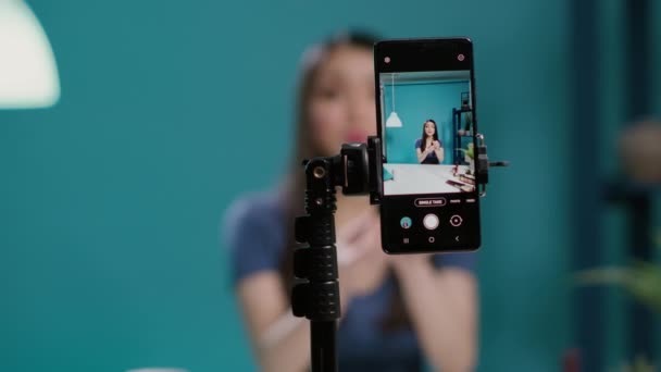 콘텐츠 제작자 녹화 라이프 스타일 vlog on filming camera — 비디오