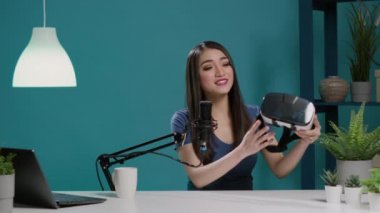 Ürün incelemesi için VR gözlükleri tutan içerik yaratıcısının POV 'u