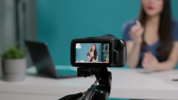 Kobieta blogger nagrywanie piękno videoblog na kamery — Wideo stockowe