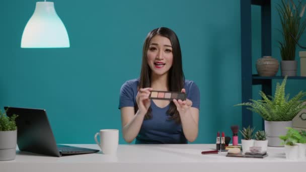 POV de influencer filmando tutorial de maquillaje con paleta de sombra de ojos — Vídeos de Stock