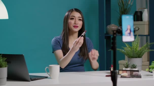 Asiatico donna raccomandare bellezza prodotto su vlogging fotocamera — Video Stock