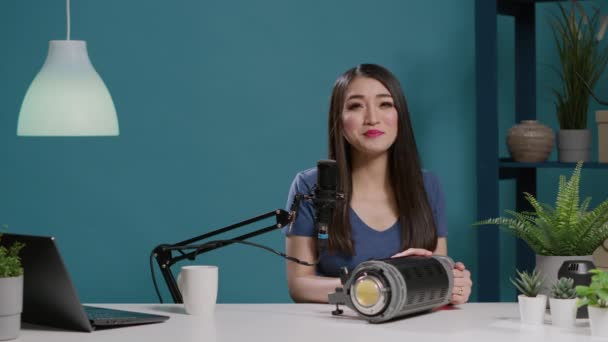Женщина-блоггер рекомендует студийный светлый аксессуар на камеру — стоковое видео