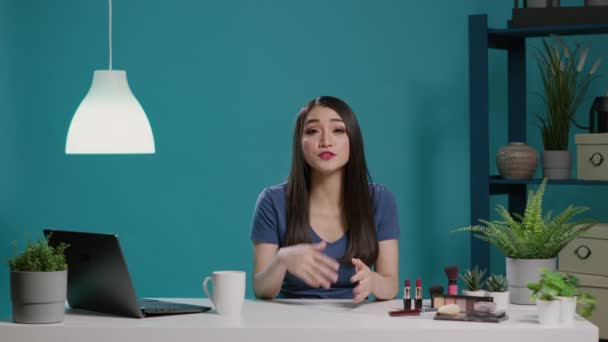 Content maker opnemen schoonheid vlog met cosmetica — Stockvideo