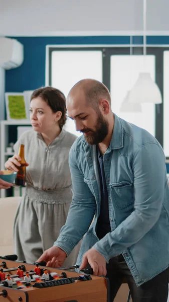 Man spelar foosball spel vid bordet med kvinna och förlora — Stockfoto