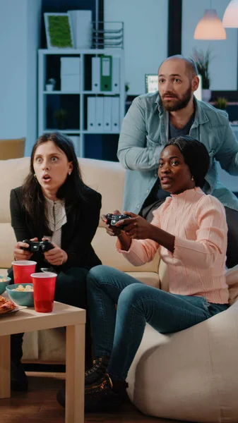 Щасливі колеги грають у відеоігри на консольному телебаченні — стокове фото