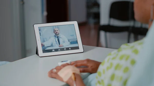 Close-up de chamada de vídeo com o médico em tablet digital — Fotografia de Stock