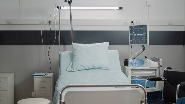 Lege reanimatieruimte met apparatuur voor intensive care — Stockfoto