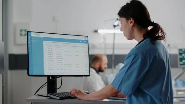 Närbild av kvinnlig sjuksköterska som arbetar på datorn på sjukhusavdelningen — Stockfoto