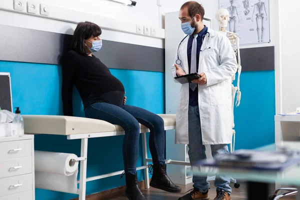 Hamile yetişkin, sağlık doktoruyla çocuk doğurmaktan bahsediyor. — Stok fotoğraf