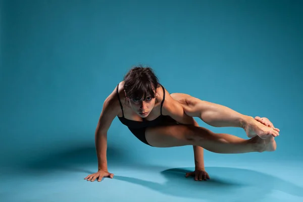 Mulher atlética ativa em pé em mãos trabalhando no equilíbrio do braço — Fotografia de Stock