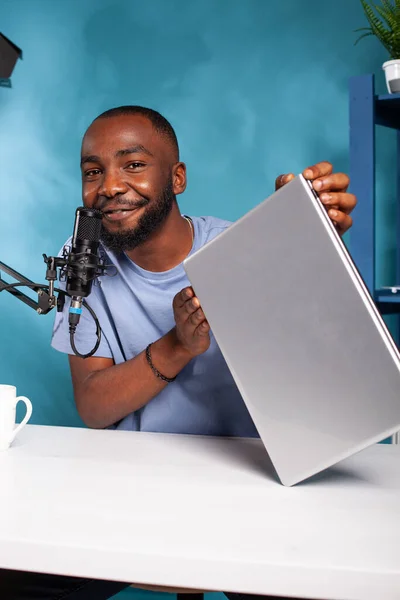 Retrato do afro-americano influenciador hospedagem doação ao vivo para o famoso laptop e marca eletrônica — Fotografia de Stock