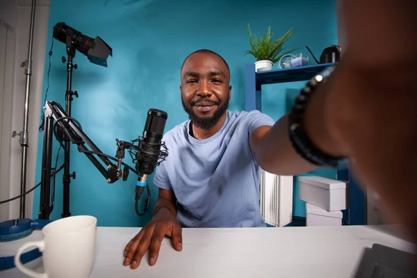 Wide angle view of famous vlogger taking a selfie in vlog studio smiling at camera — Stock Photo, Image