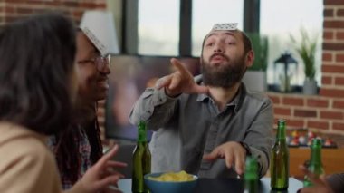 Masa oyunlarında birlikte gülen çok ırklı bir grup insan.