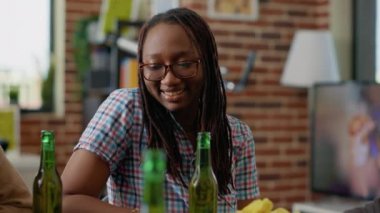 Satranç oynayan insanlara bakan mutlu bir kadının portresi