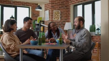 Kartlarla stratejik masa oyunları oynayan gençler