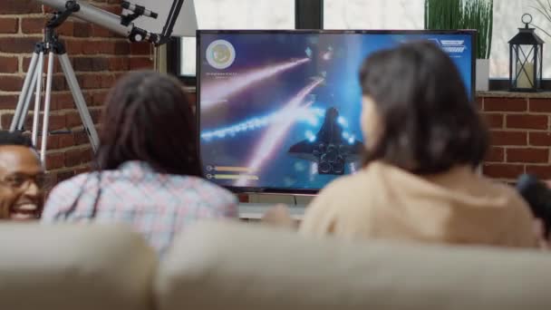 Веселые люди, играющие в онлайн-игры на консольном киберпространстве — стоковое видео