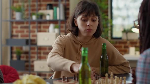 Kavkazská žena přemýšlí o tazích šachmat — Stock video