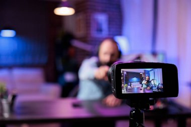 Podcast gösterisini kaydetmek için kamera kullanan içerik oluşturucu