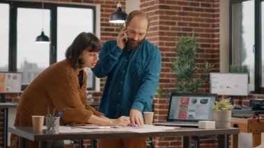 Adam telefonda müdürle iş hakkında konuşuyor.