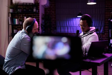 Podcast 'te adamla video kaydı yapan sunucuyu göster