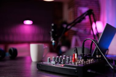 Oturma odasında podcast ekipmanı olan boş masa yok.
