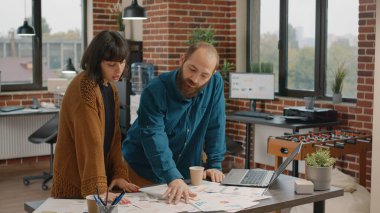 Kadın ve erkek proje planlamasında takım çalışması yapıyor.