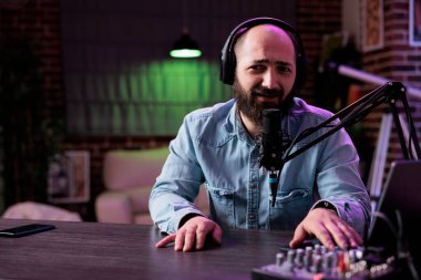Etkilenen kişi POV modern ekipmanlarla podcast vlog 'unu çekiyor