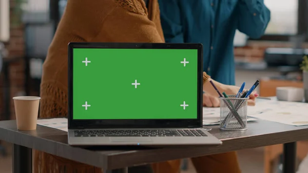 Close up de laptop com tela verde horizontal na mesa — Fotografia de Stock