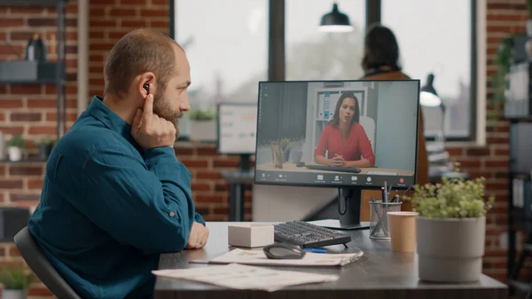 Zaměstnanec mluví s manažerem pomocí videohovorů a sluchátek — Stock fotografie