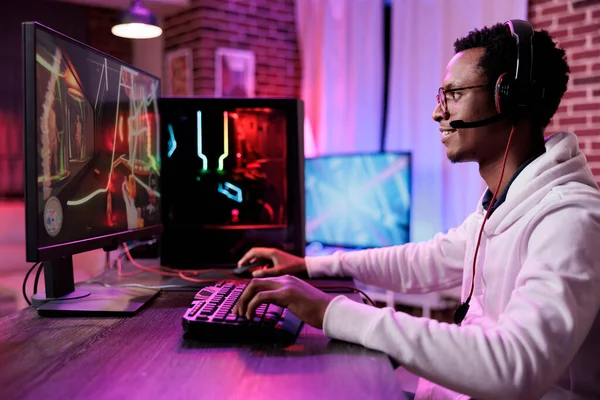 Homem feliz moderno jogando videogames de ação no fluxo — Fotografia de Stock