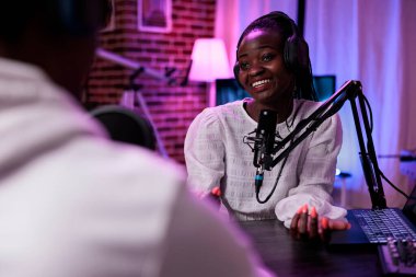 Kadın video blogcusu podcast şovunda erkek konukla röportaj yapıyor