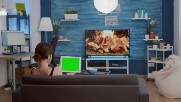 Tripé estático tiro de jovem segurando tablet digital com tela verde assistindo webinar — Vídeo de Stock