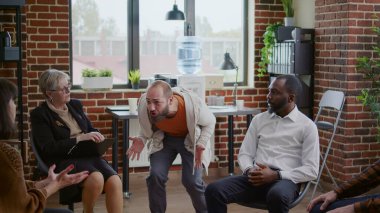 Alkol bağımlısı A.A. terapi toplantısında psikolog önünde öfke krizi geçiriyor.