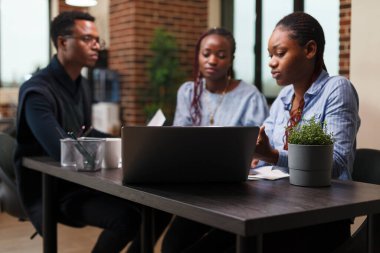 Kalkınma kurumu finans ekibi üyeleri iflas olasılığını tartışıyor.