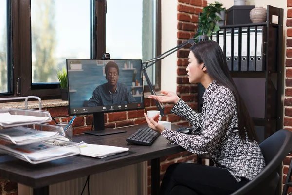 Kantoormedewerker in virtuele videoconferentie op afstand met boekhouder — Stockfoto
