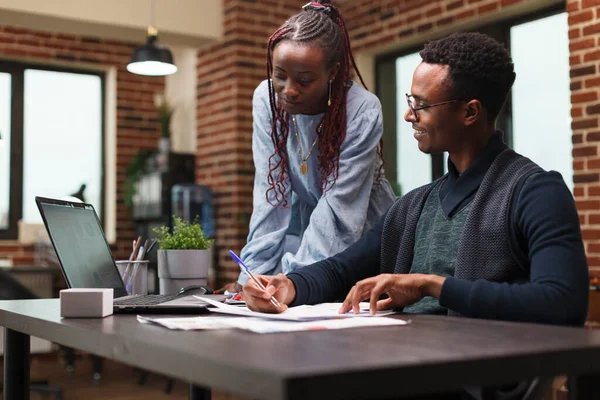 Araştırma şirketi çalışanları muhasebe belgelerini inceliyor.