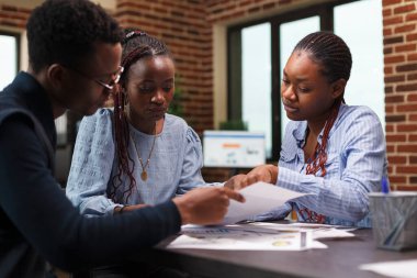 Şirket çalışanları başlangıç projesi pazarlama giderleri konusunda işbirliği yapıyor