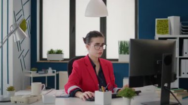 Bilgisayarda pazarlama istatistikleri planlayan iş kadını