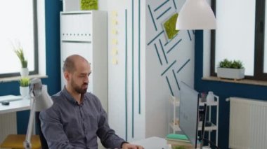 Şirket çalışanı satış çizelgeleri ve diyagramlarıyla çalışıyor.