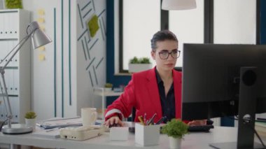 Proje yöneticisi satış grafikleriyle finansal büyüme üzerinde çalışıyor