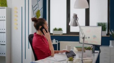 Yönetici danışmanı aramak için akıllı telefonu kullanıyor