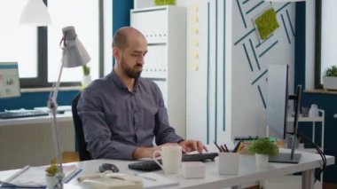 Finansal analist akıllı telefondan gelen mesajlara bakıyor
