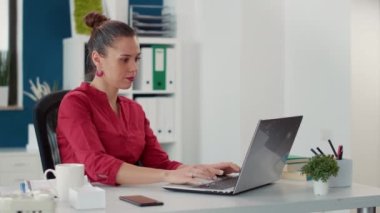 Şirket çalışanı iş projesinde çalışıyor ve akıllı telefonlara bakıyor.