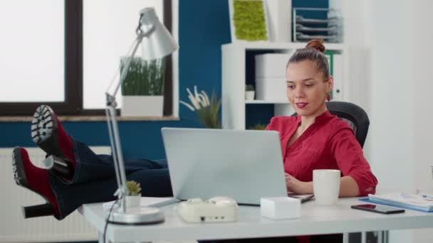 临时女商人在创业办公室工作时放松一下 — 图库视频影像