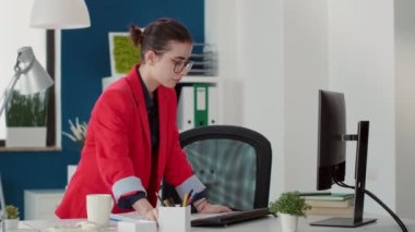 Belgelerdeki iş çizelgelerini analiz eden finans asistanı