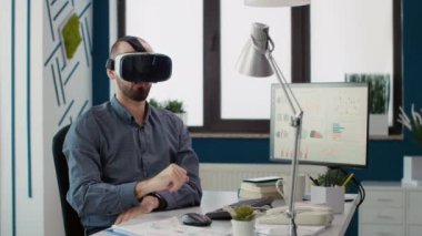 İş büyümesi için VR gözlükleriyle çalışan satış danışmanı