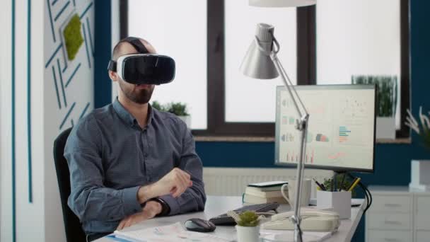 Verkaufsberater arbeitet mit vr-Brille für Geschäftswachstum — Stockvideo