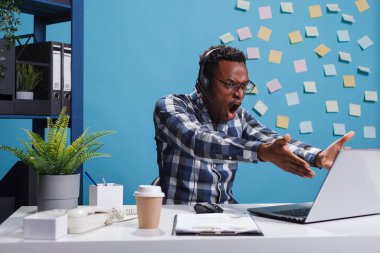 Öfkeli müşteri destek merkezi operatörü müşteriyle konuşurken öfkeyle bağırıyor..
