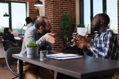 İK bölüm başkanı ofis masasında otururken sinir bozucu iş başvurusunu yatıştırmaya çalışıyor..