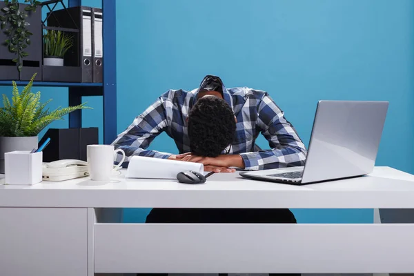 Kimerült és fáradt fiatal felnőtt irodai dolgozó elalszik az asztalon a túlóra miatt. — Stock Fotó